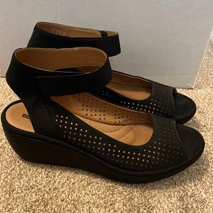 Clarks Collection Women’s Platform Wedge Black Perforated Leather Size 10 W